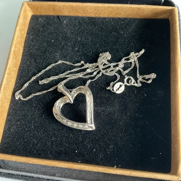 10k Solid goldHeart Necklace - Picture 5 of 10